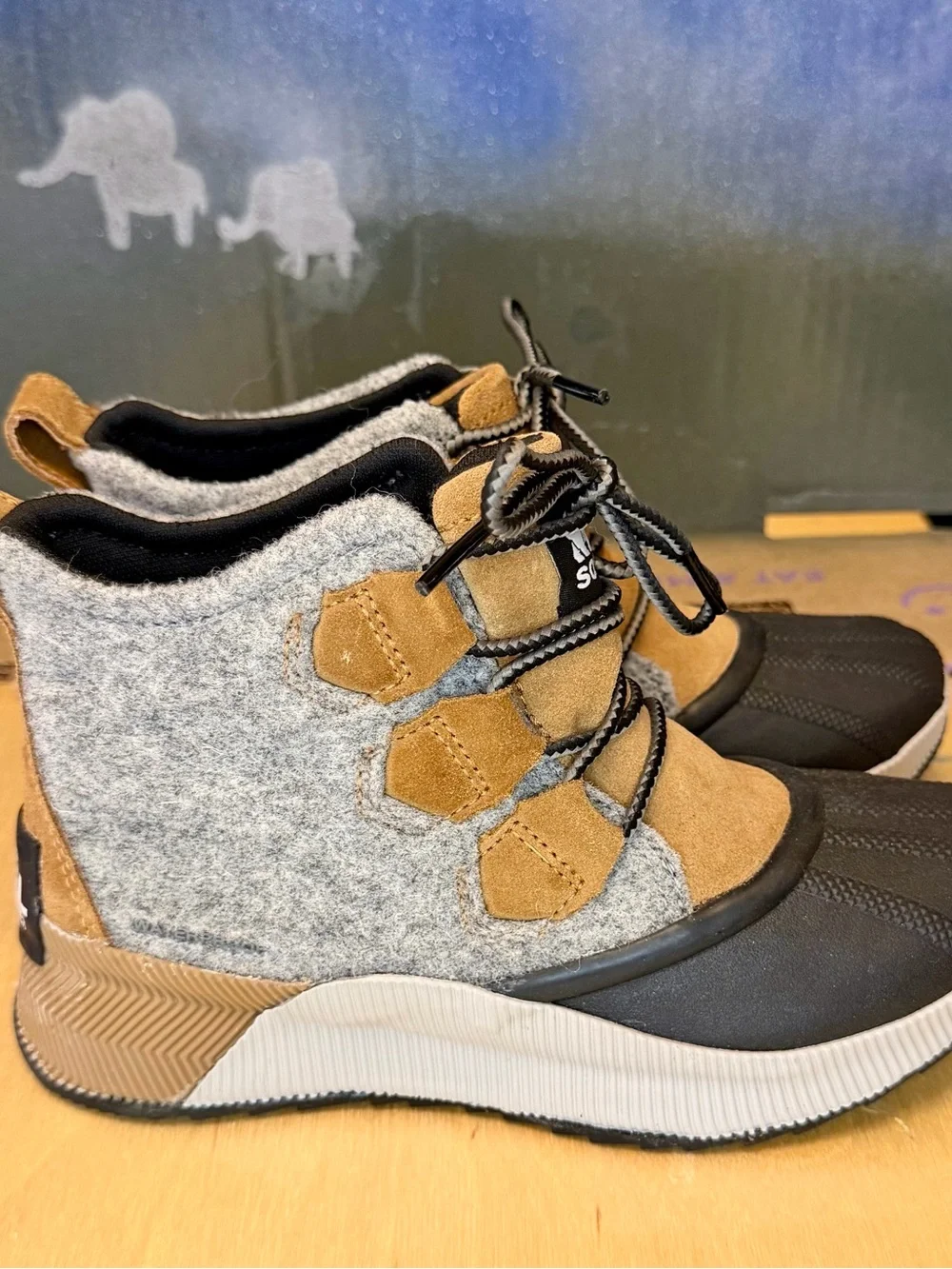 Sorel Women’s Tan and Black Out N About Lace Up Boots with Gray Accents Size 5